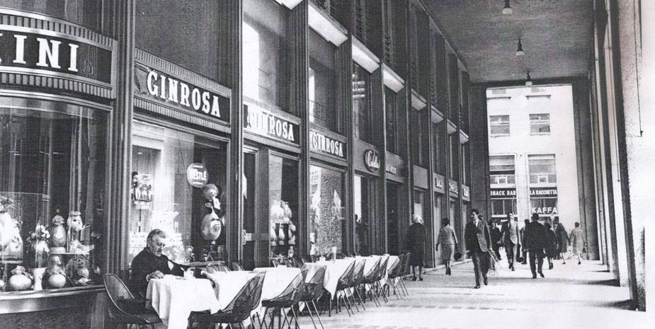gin-rosa-sotto-i-portici-di-piazza-san-babila-primi-anni-70